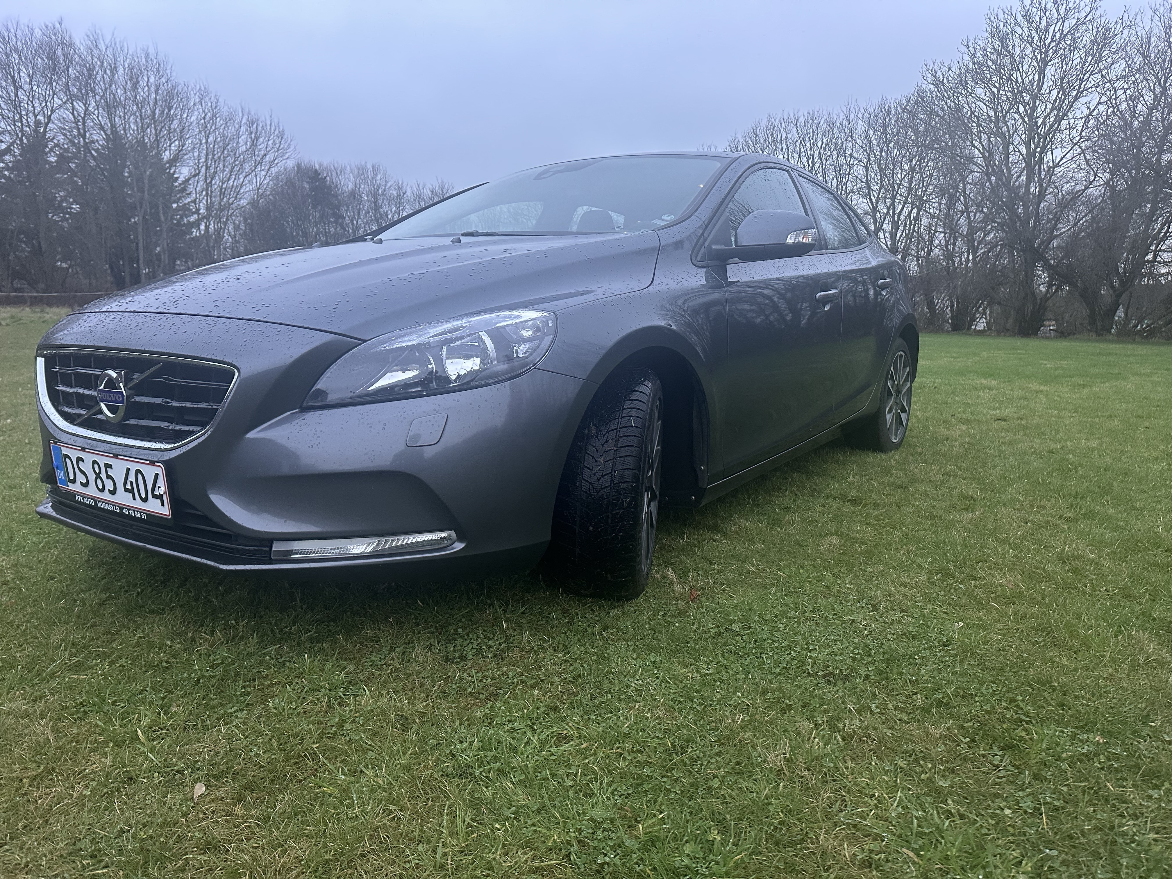 Grå Volvo V40 fra 2013