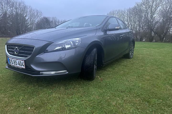 Grå Volvo V40 fra 2013
