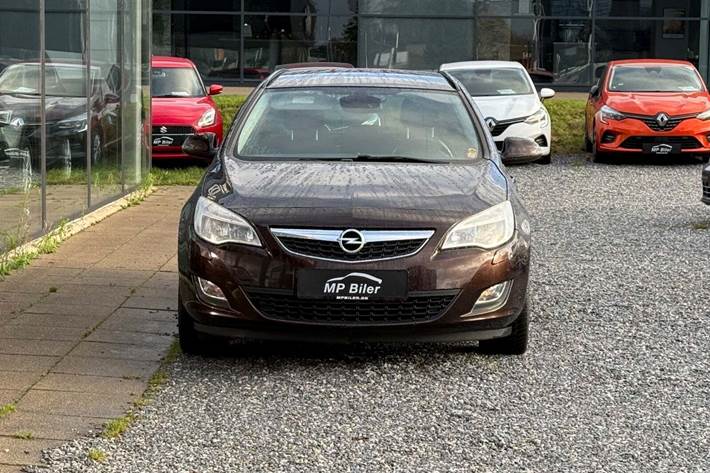 Brun Opel Astra fra 2012