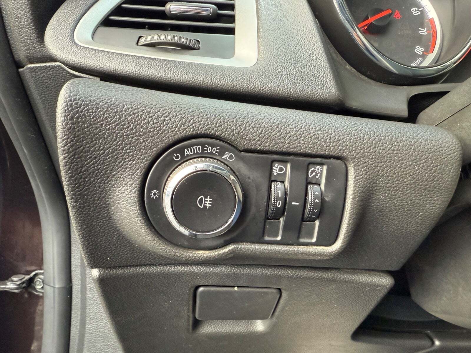 Brun Opel Astra fra 2012