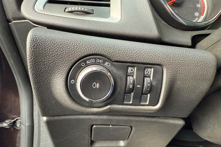 Brun Opel Astra fra 2012