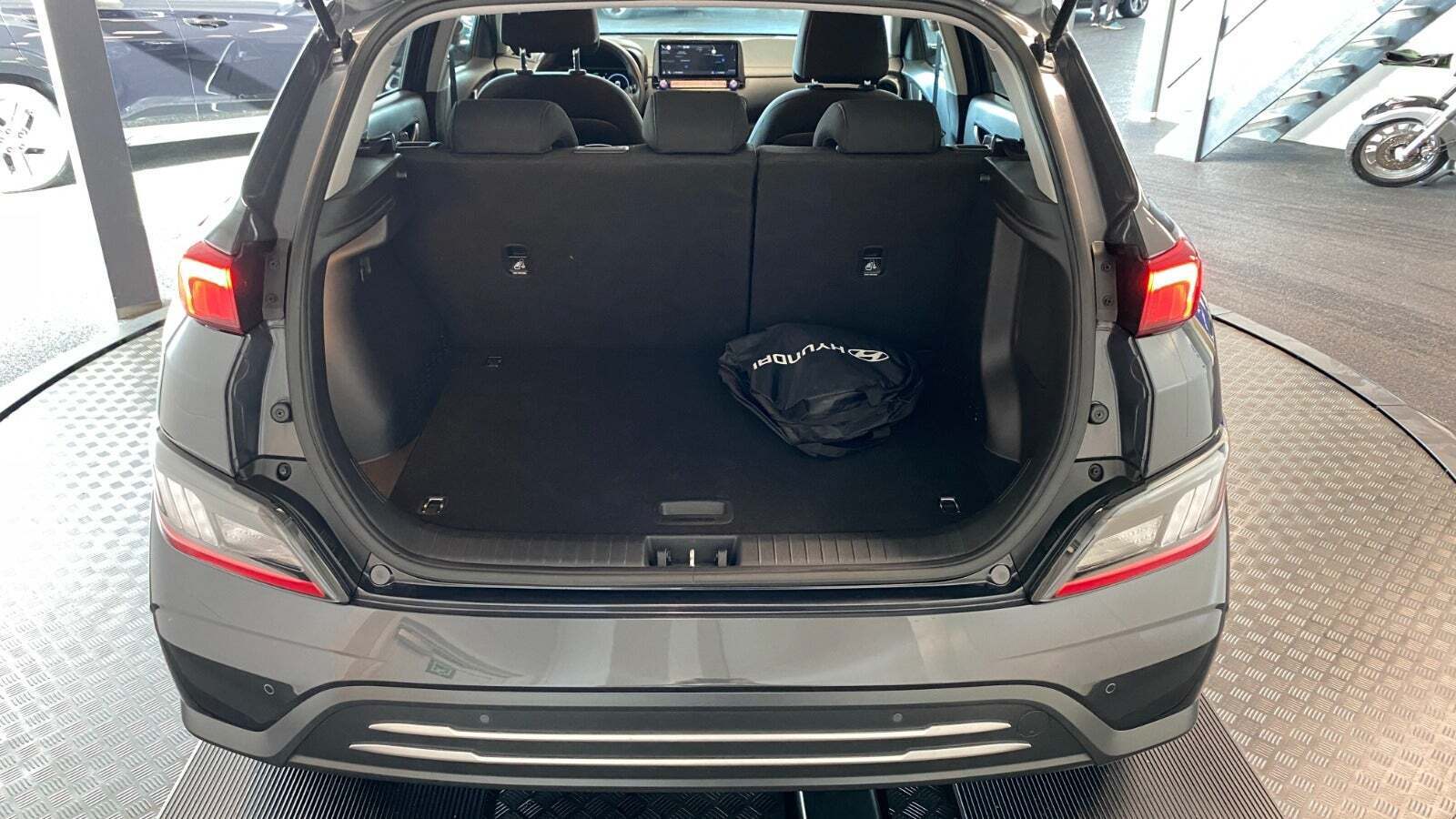 Grå Hyundai Kona fra 2022