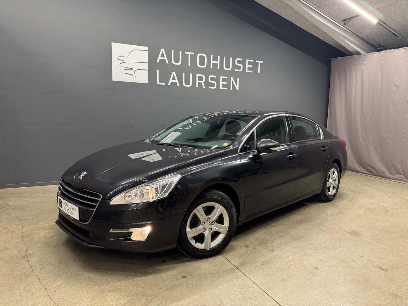 Grå Peugeot 508 fra 2011 set udefra