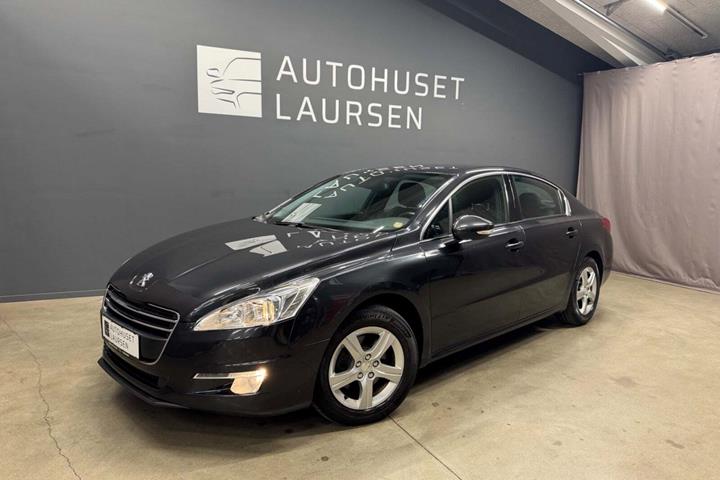 Grå Peugeot 508 fra 2011 set udefra