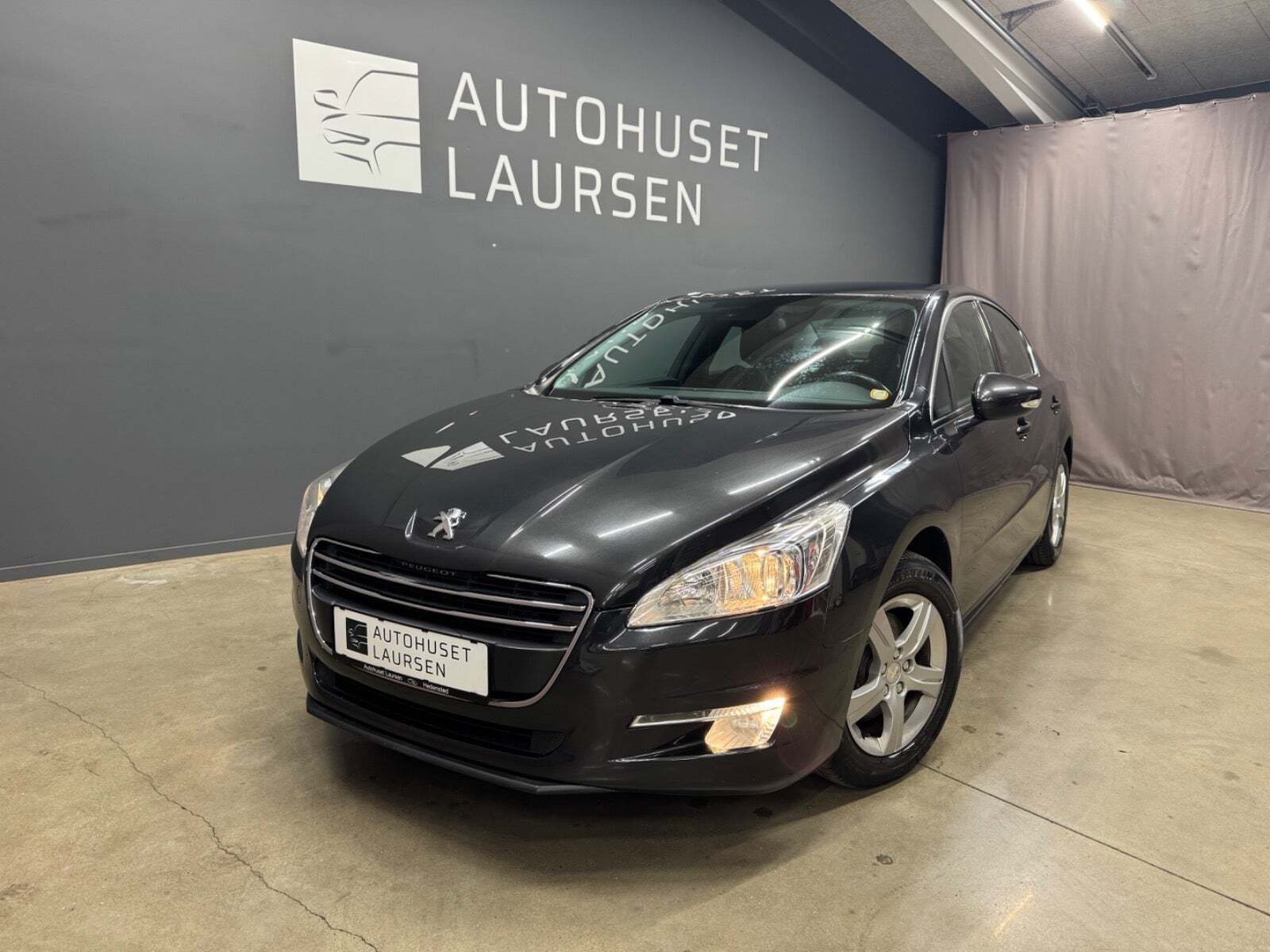 Grå Peugeot 508 fra 2011