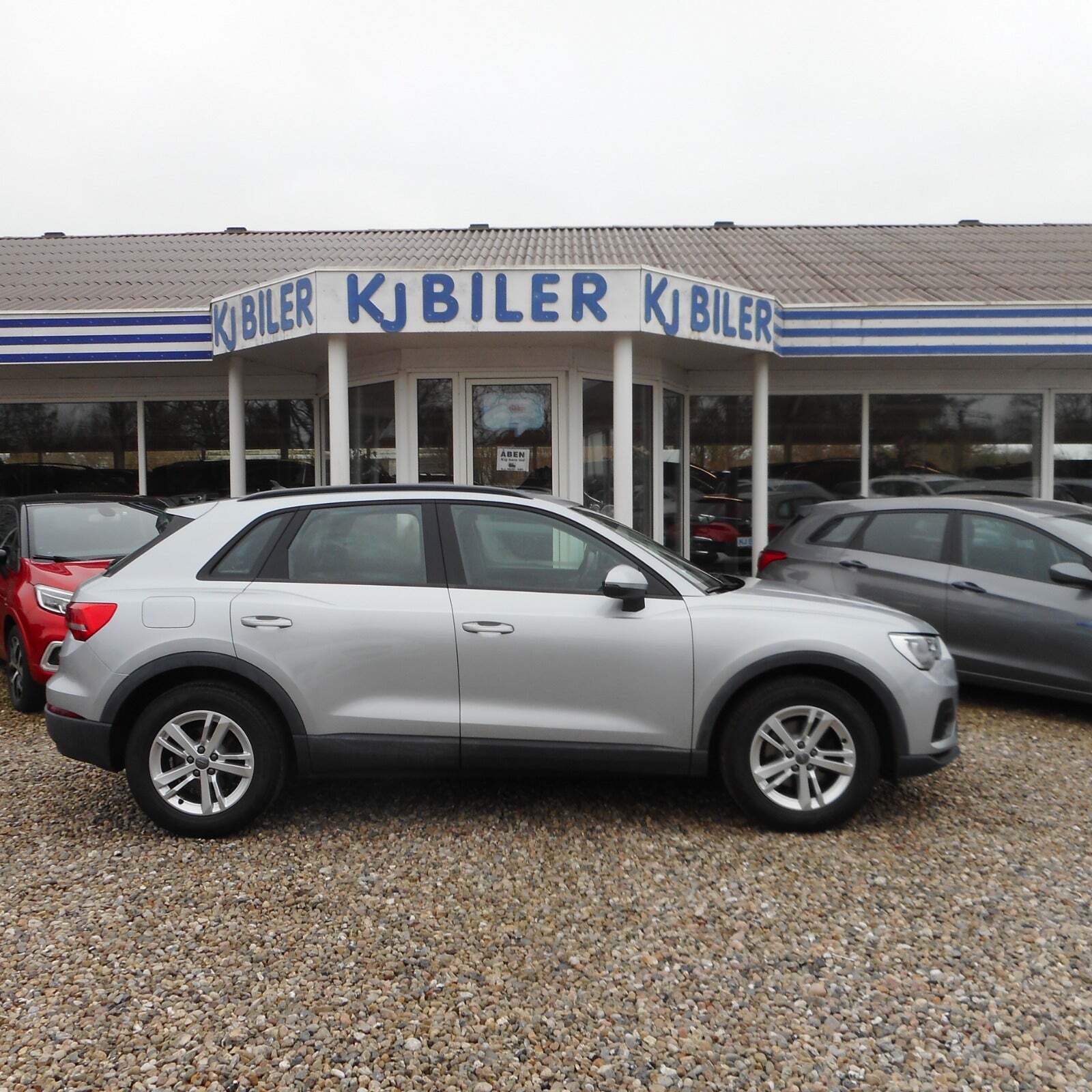 Sølv Audi Q3 fra 2019 set udefra