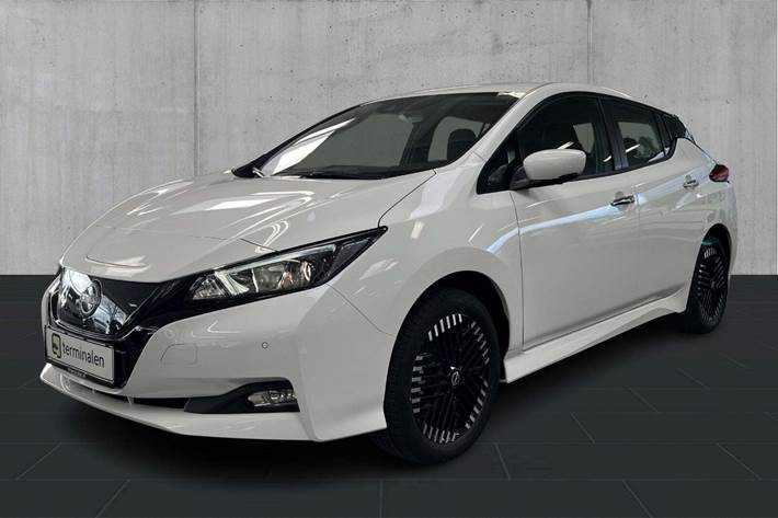 Hvid Nissan Leaf fra 2024 set udefra