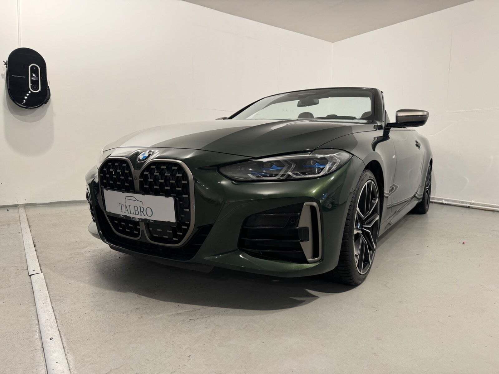 Grøn BMW M440i fra 2021 set udefra