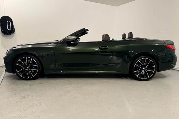 Grøn BMW M440i fra 2021