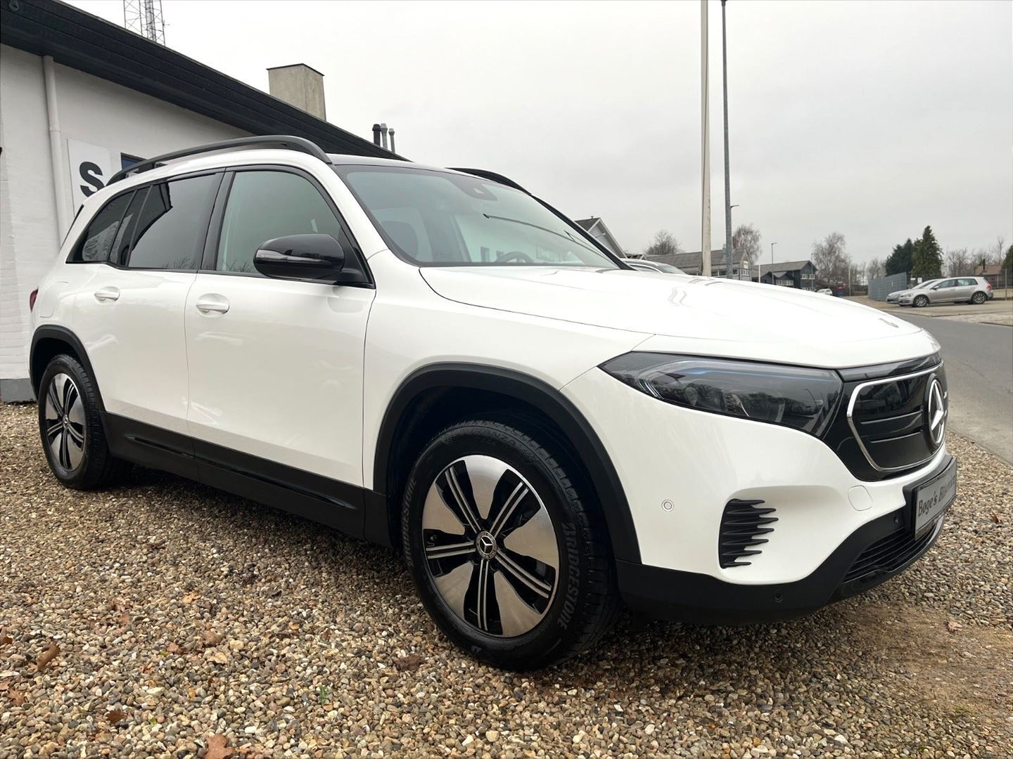 Hvid Mercedes EQB 250 fra 2023 set udefra