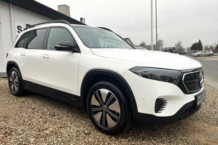 Hvid Mercedes EQB 250 fra 2023 set udefra