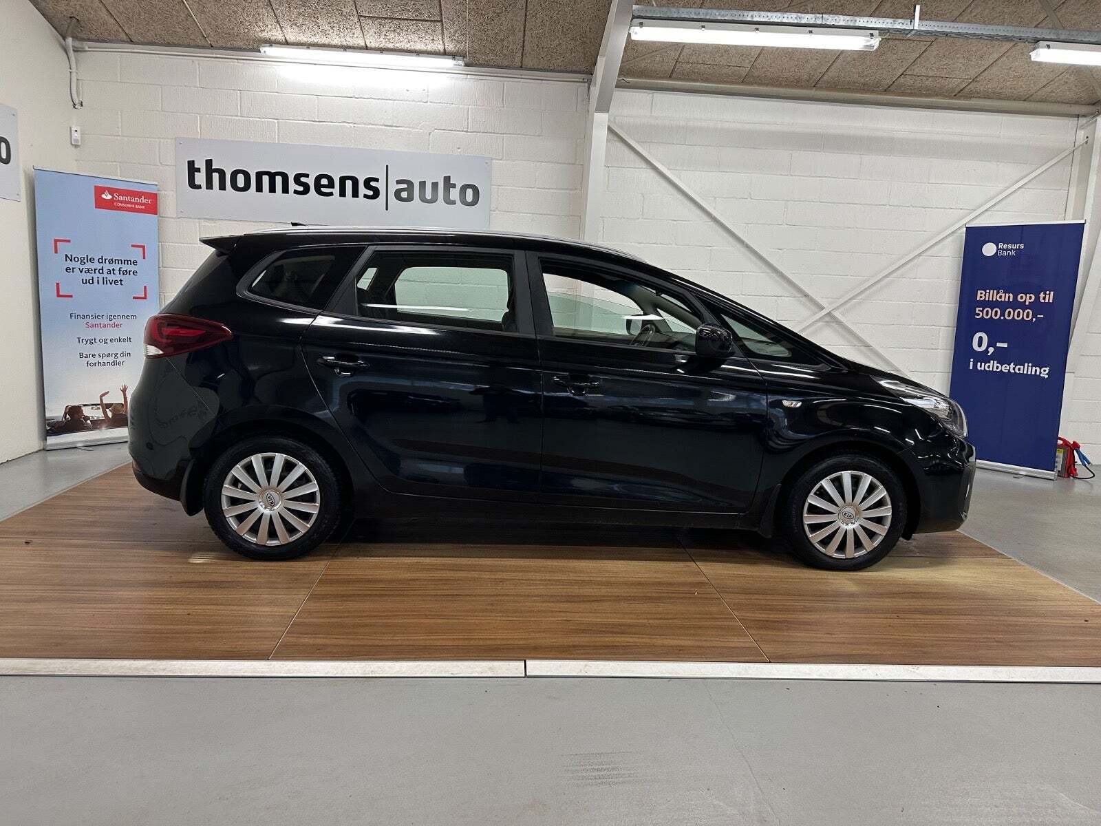 Sort Kia Carens fra 2017 set udefra