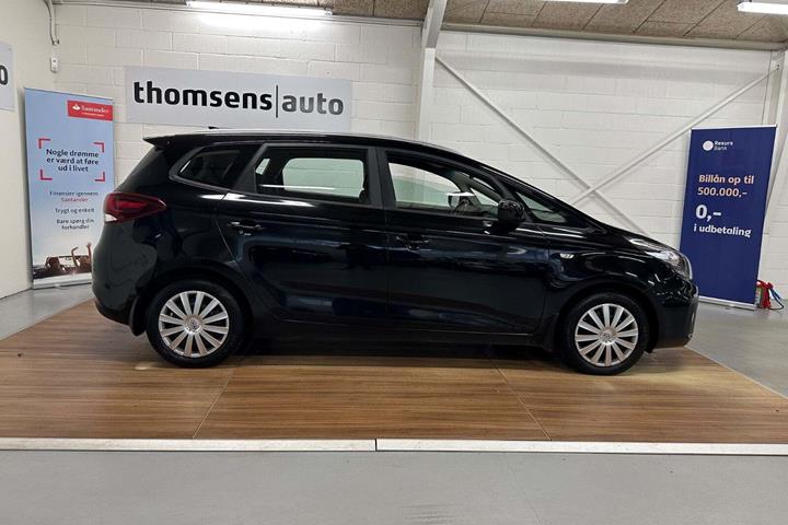 Sort Kia Carens fra 2017 set udefra