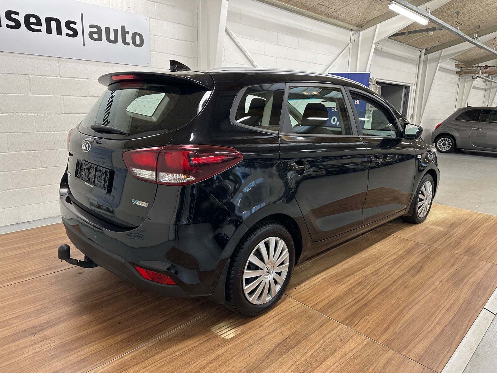 Sort Kia Carens fra 2017 set udefra