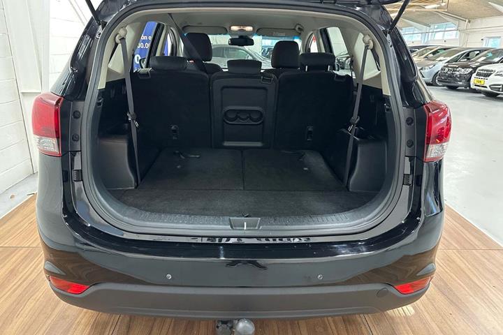 Sort Kia Carens fra 2017 set indefra