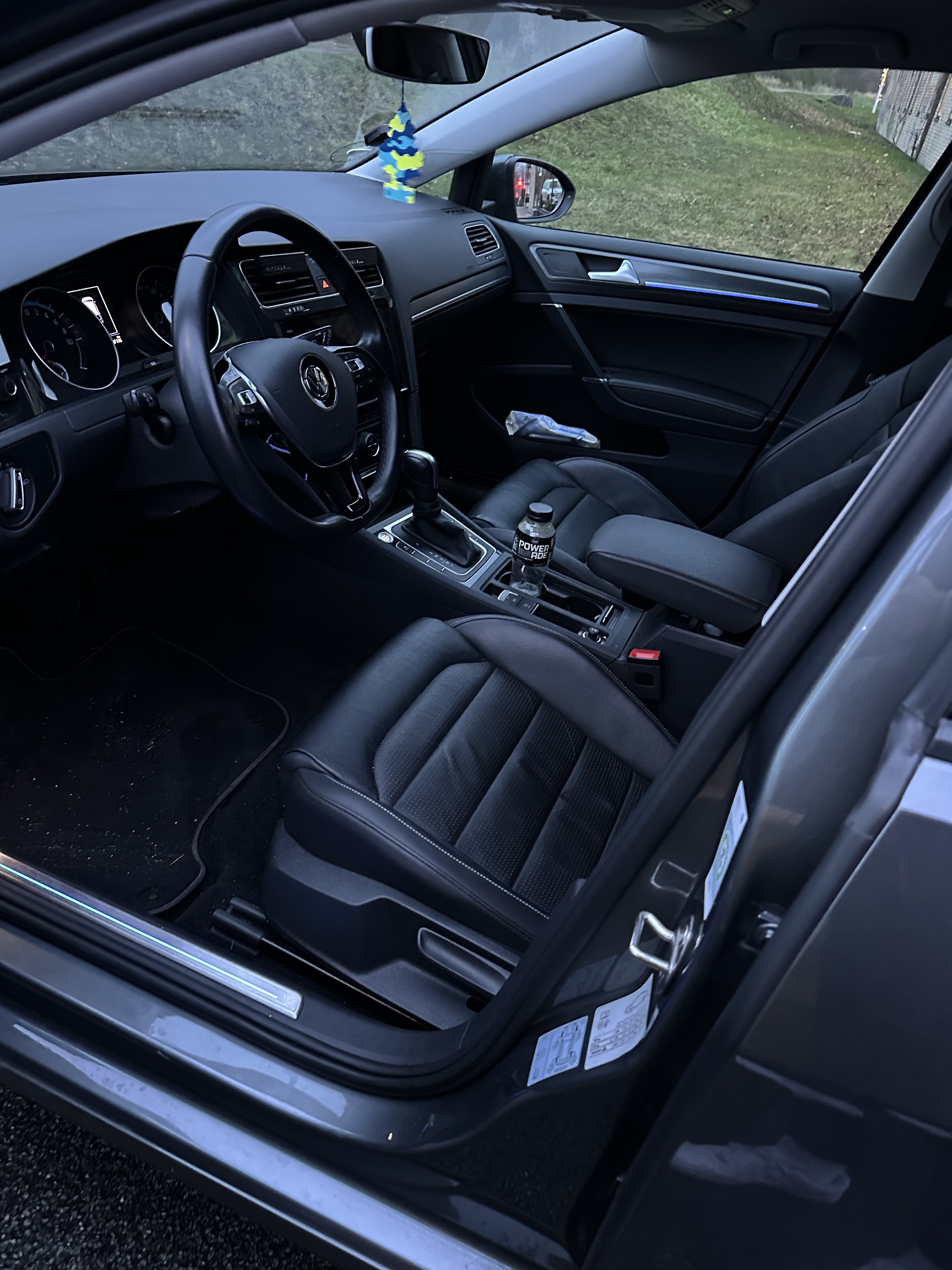 Grå VW Golf fra 2020
