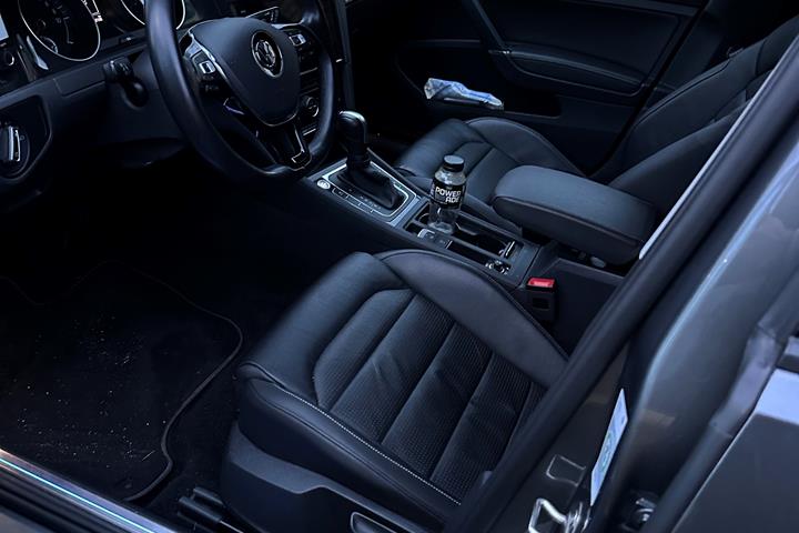Grå VW Golf fra 2020