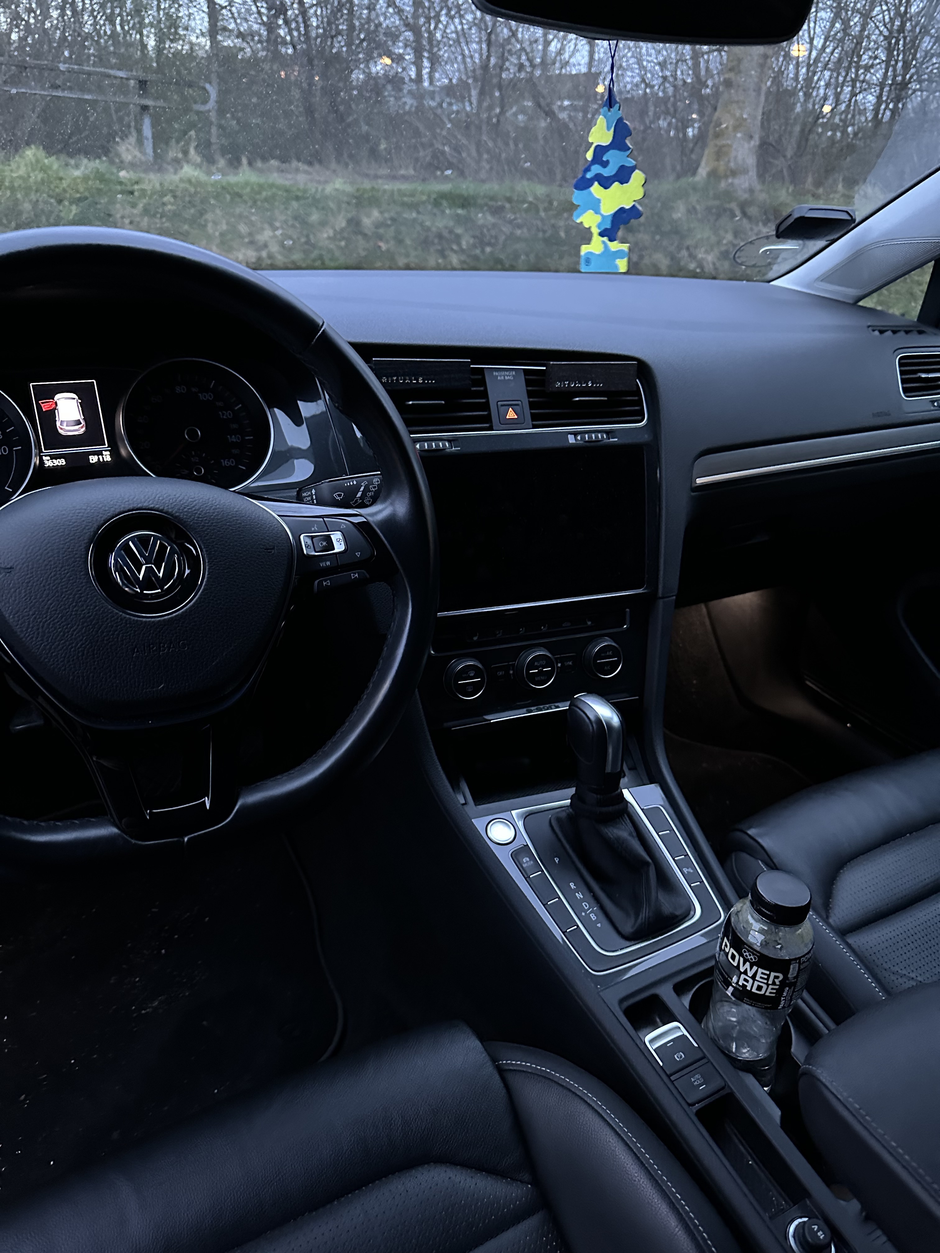 Grå VW Golf fra 2020