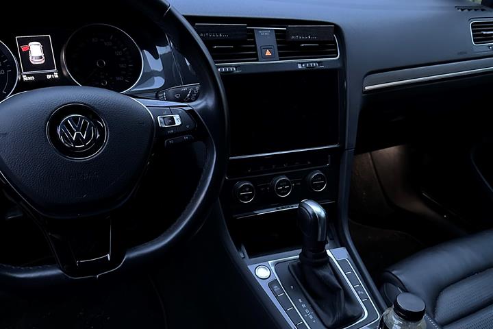 Grå VW Golf fra 2020