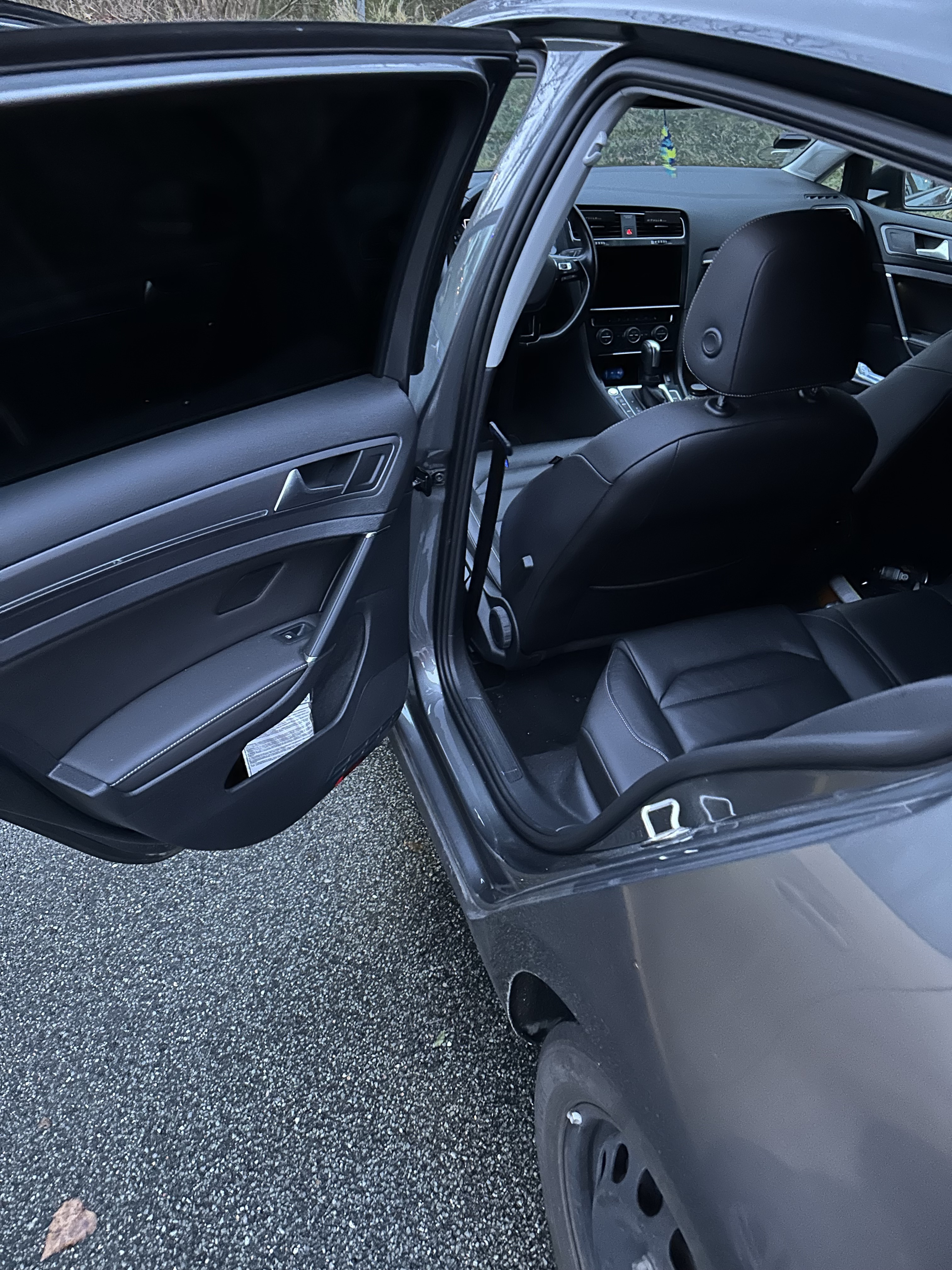 Grå VW Golf fra 2020