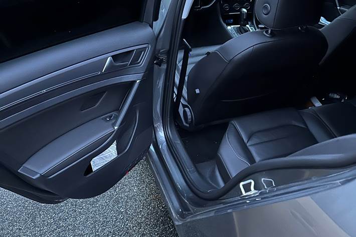 Grå VW Golf fra 2020