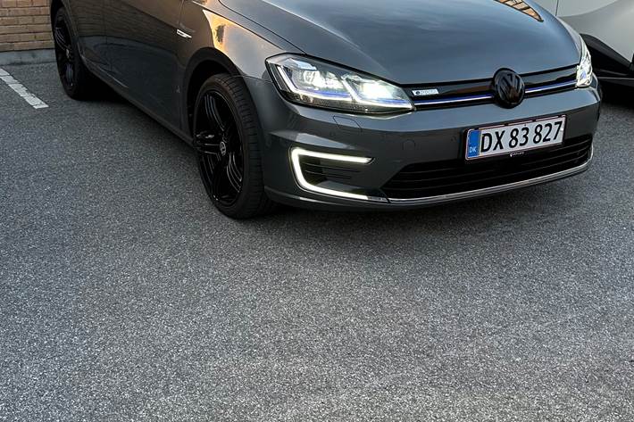 Grå VW Golf fra 2020