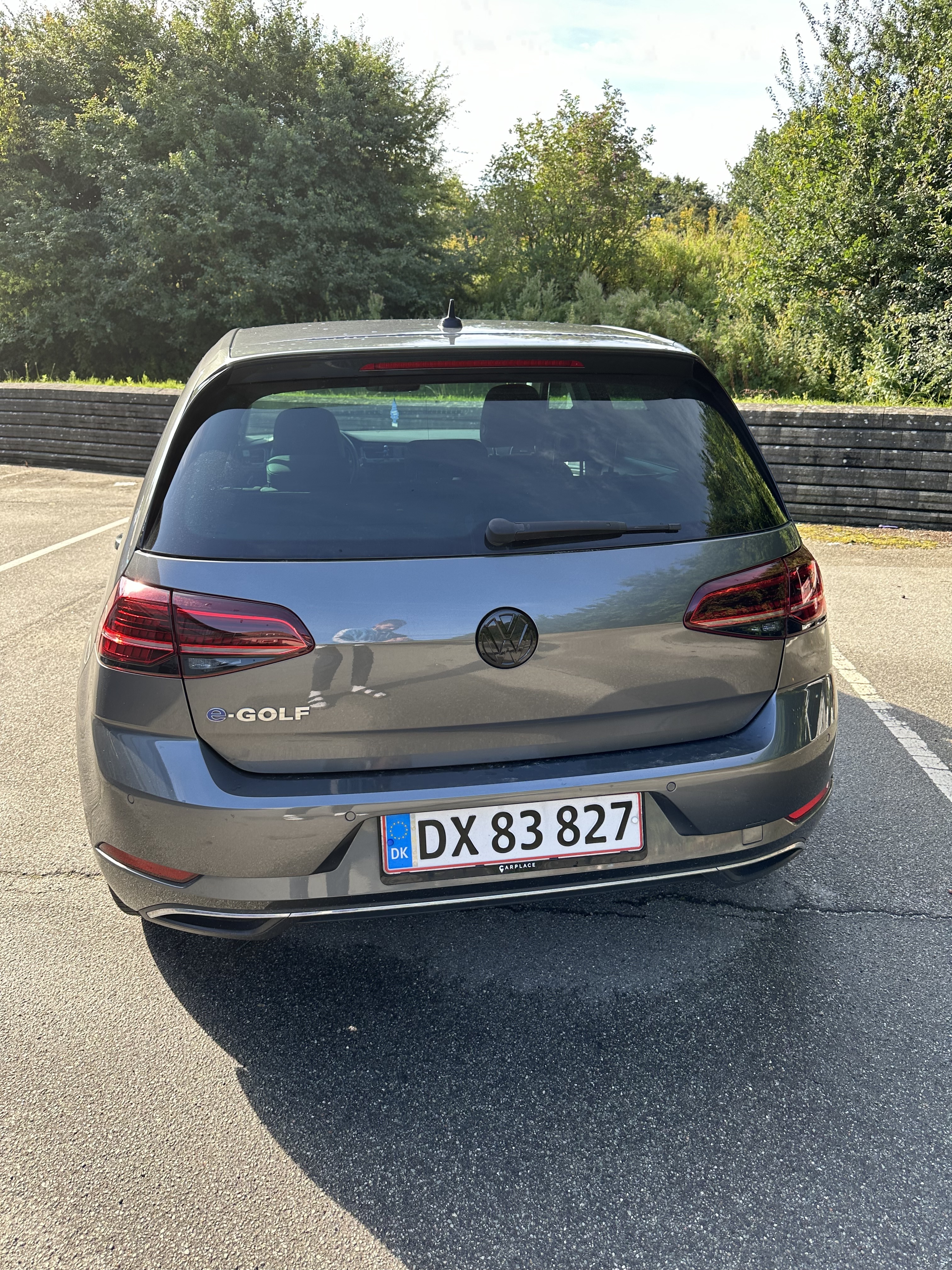 Grå VW Golf fra 2020