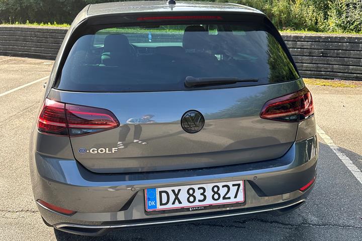 Grå VW Golf fra 2020
