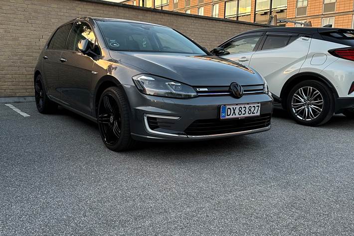 Grå VW Golf fra 2020