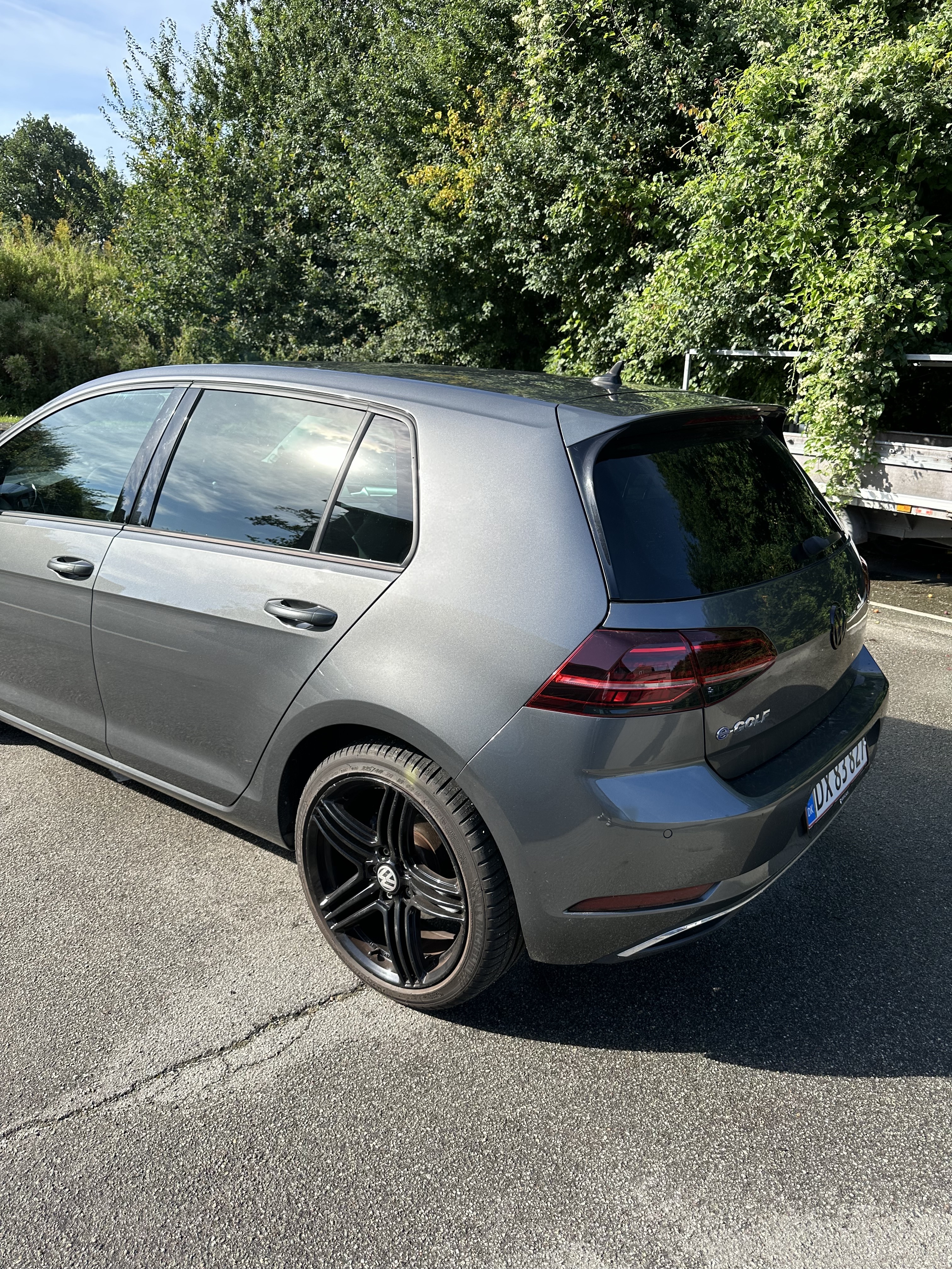 Grå VW Golf fra 2020