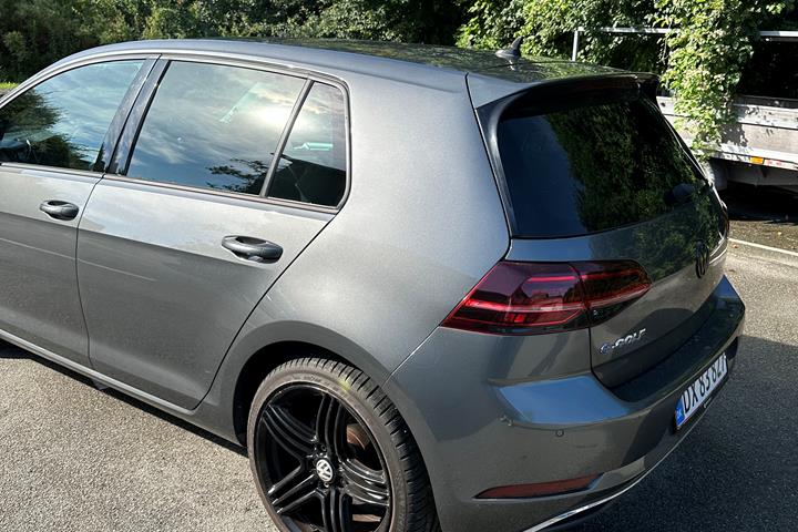 Grå VW Golf fra 2020
