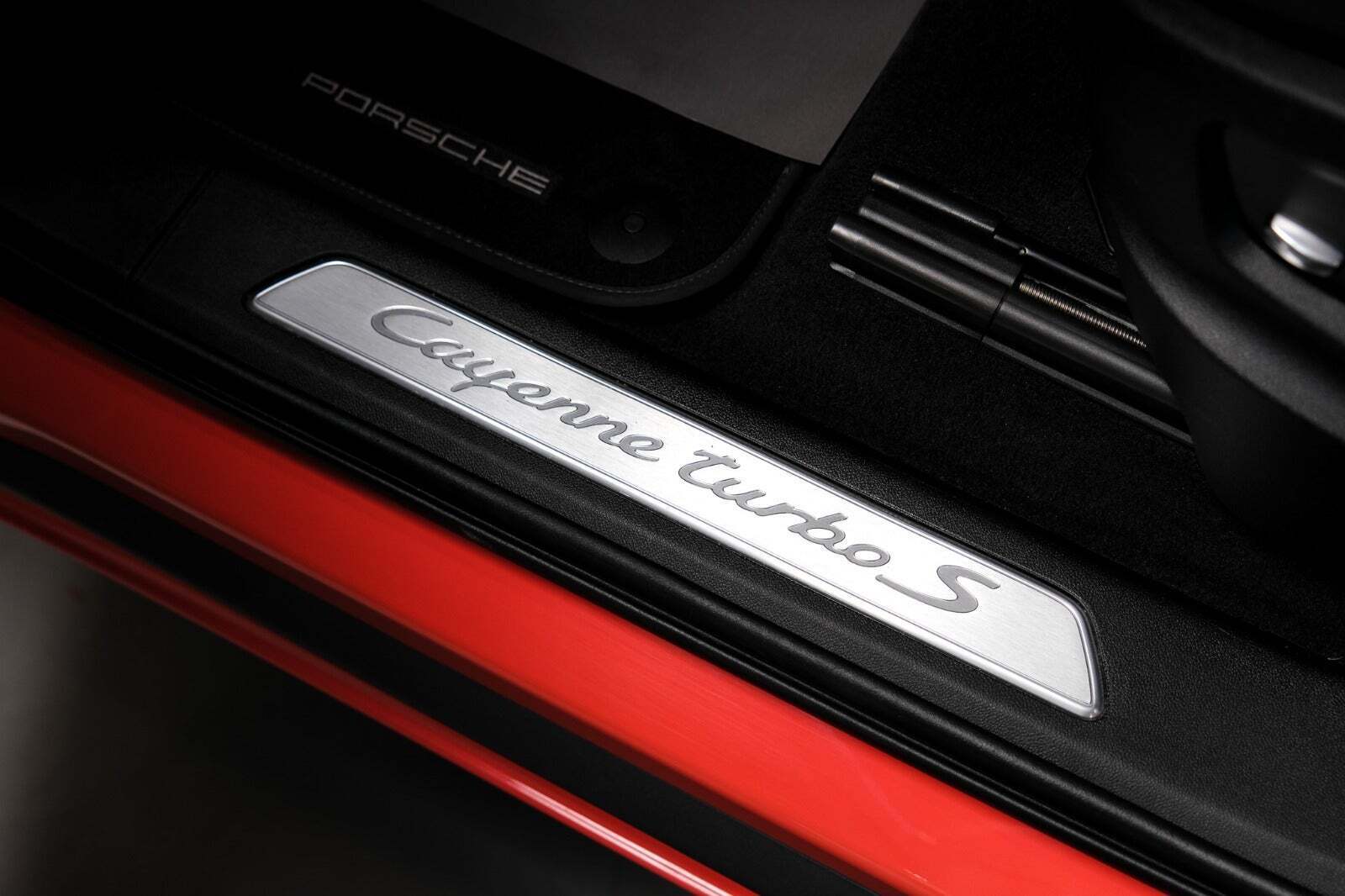 Orange Porsche Cayenne Turbo S fra 2021