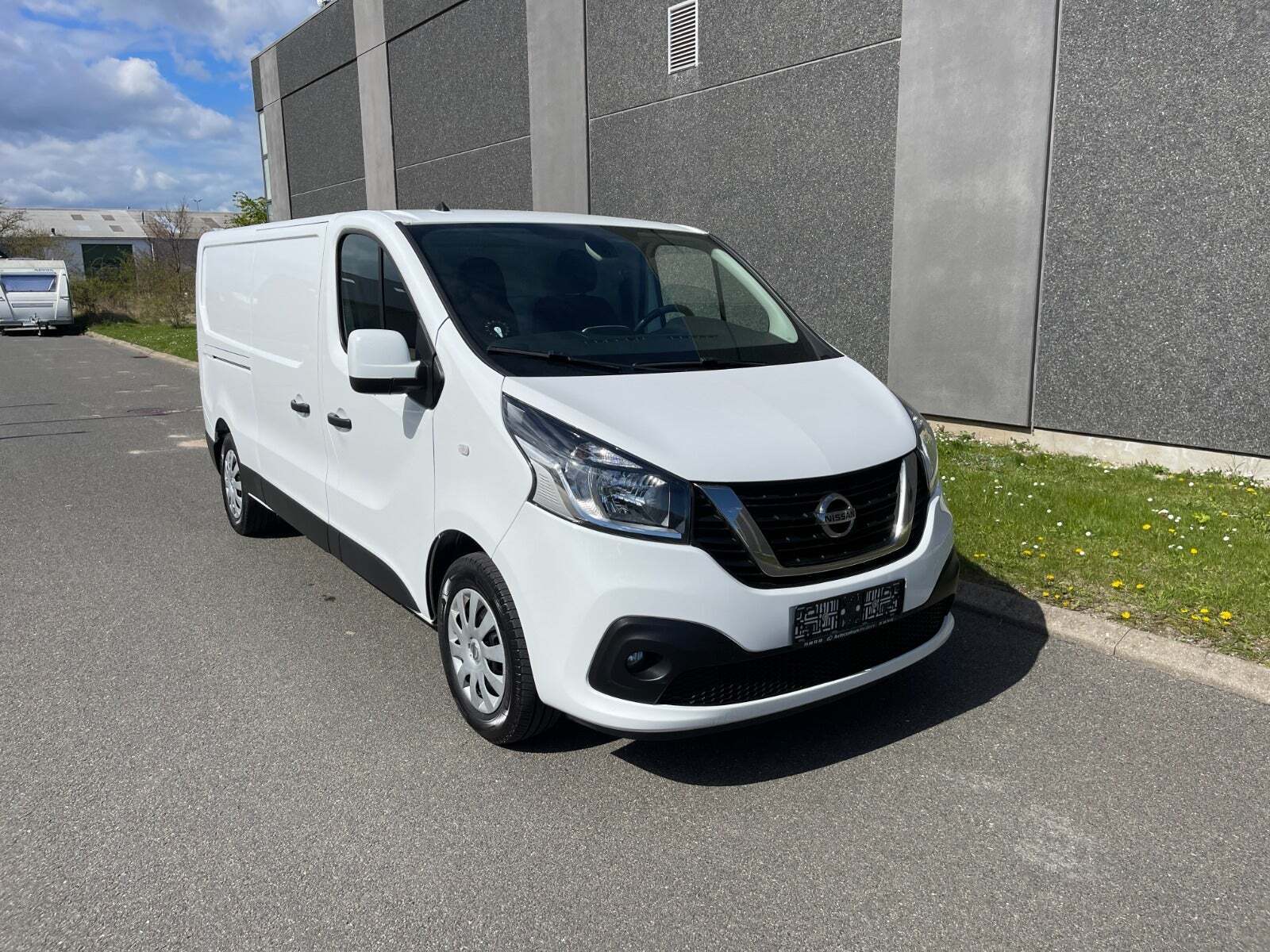 Hvid Nissan NV300 fra 2020 set udefra