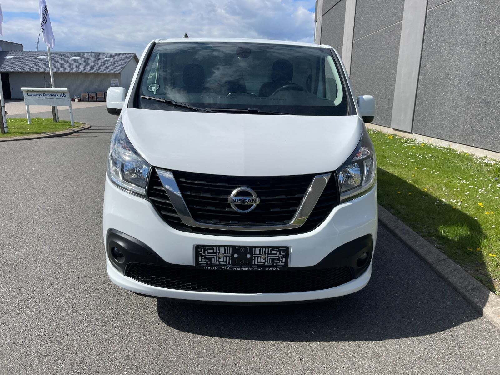 Hvid Nissan NV300 fra 2020 set udefra