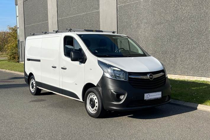 Hvid Opel Vivaro fra 2017 set udefra