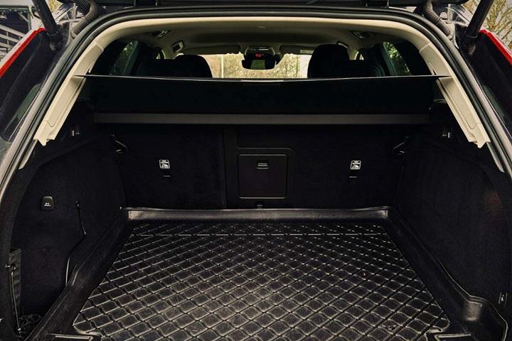 Sort Volvo XC60 fra 2020