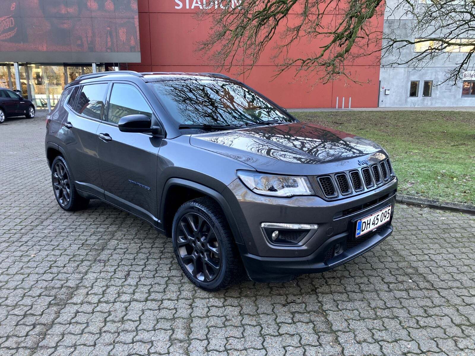Sort Jeep Compass fra 2020 set udefra