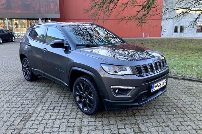 Sort Jeep Compass fra 2020 set udefra