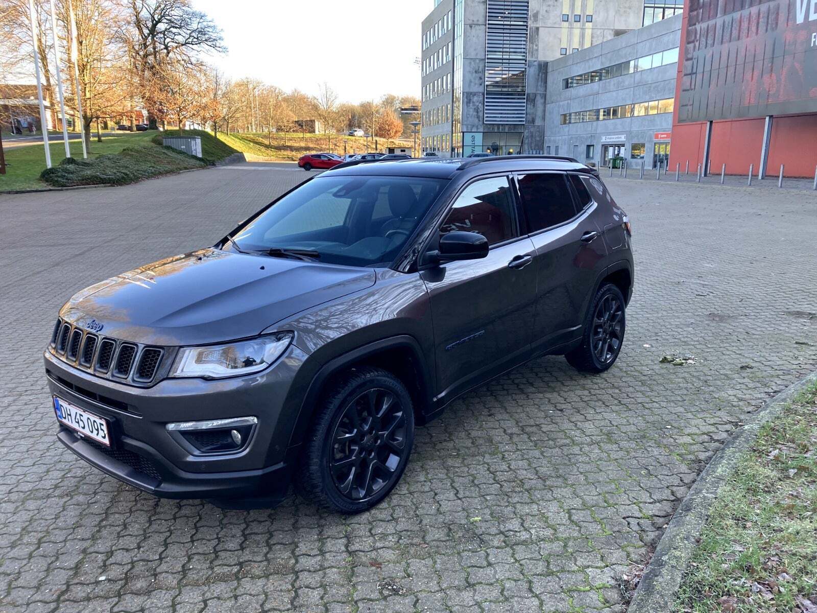 Sort Jeep Compass fra 2020 set udefra
