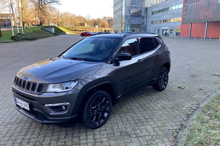 Sort Jeep Compass fra 2020 set udefra