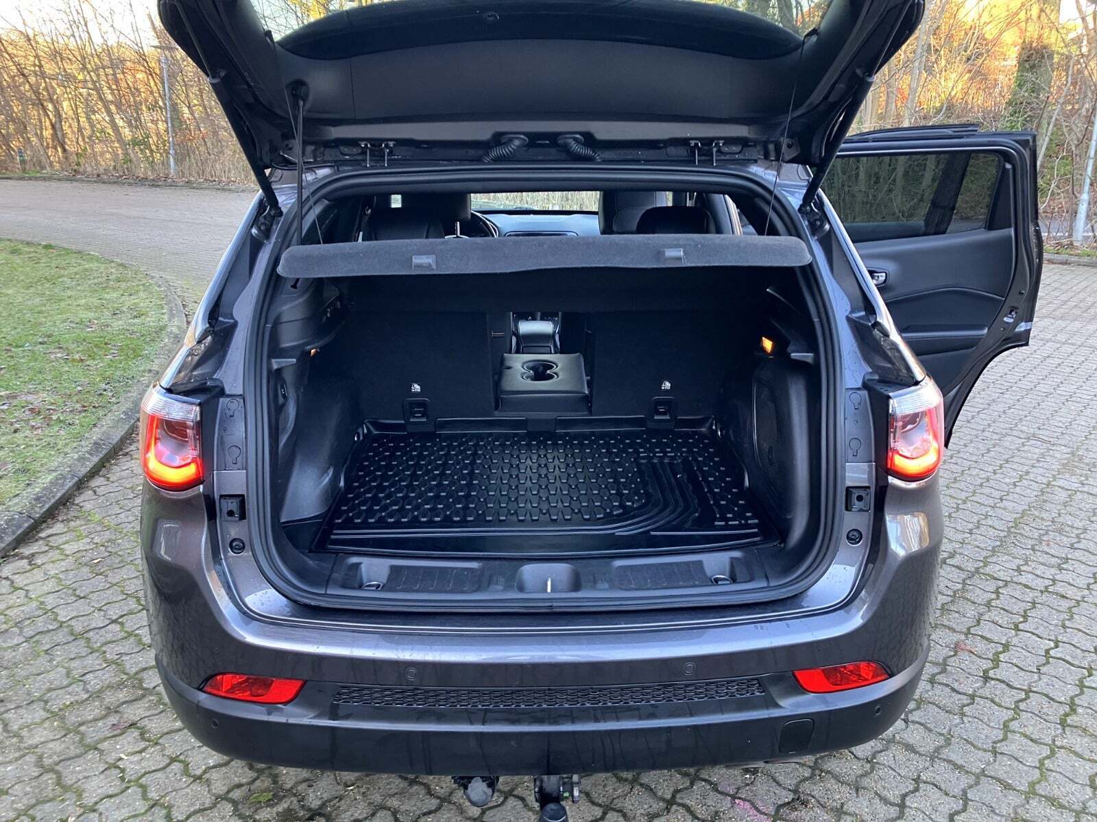 Sort Jeep Compass fra 2020 set indefra