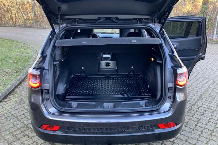 Sort Jeep Compass fra 2020 set indefra