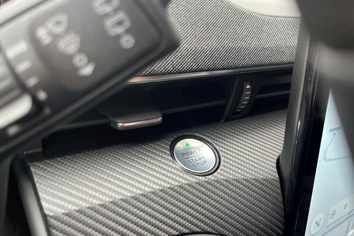 Blå Ford Mustang Mach-E fra 2023