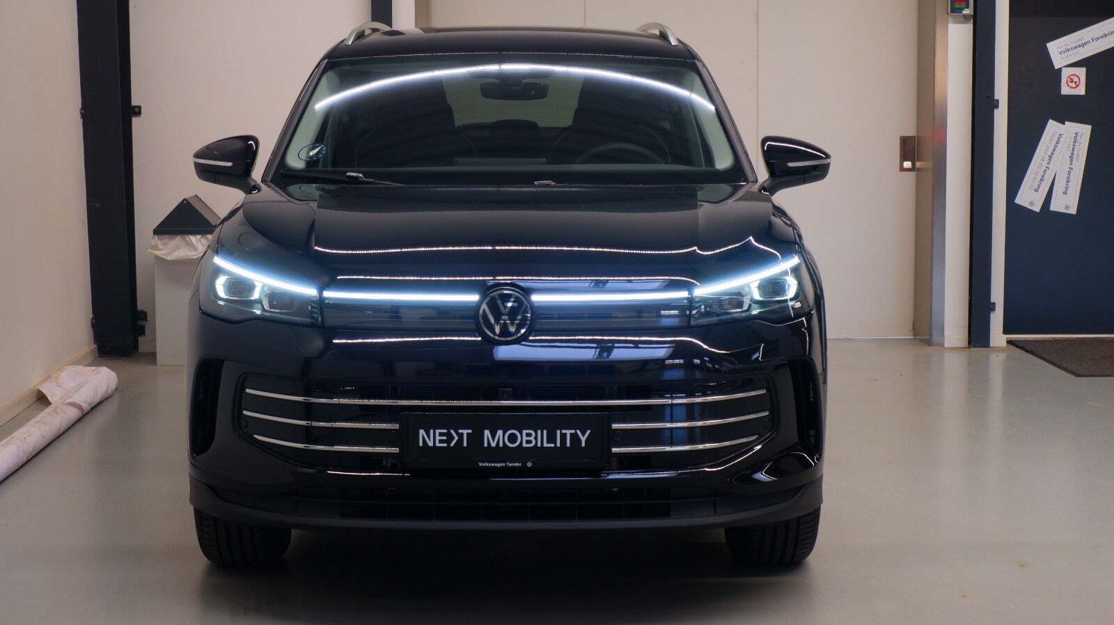 Sort VW Tiguan fra 2024 set udefra