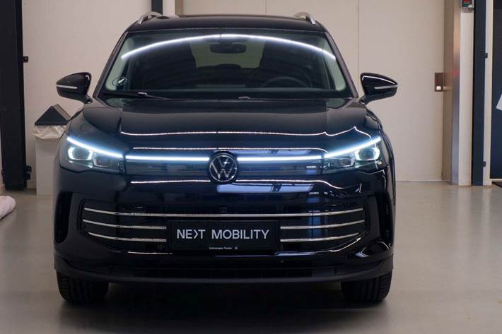 Sort VW Tiguan fra 2024 set udefra