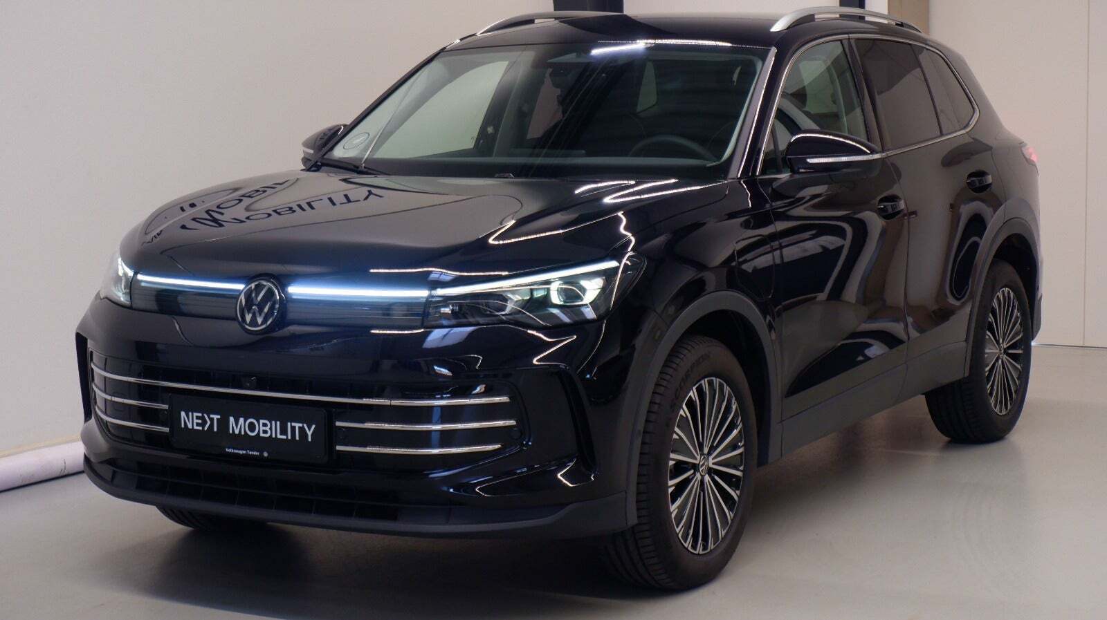 Sort VW Tiguan fra 2024 set udefra