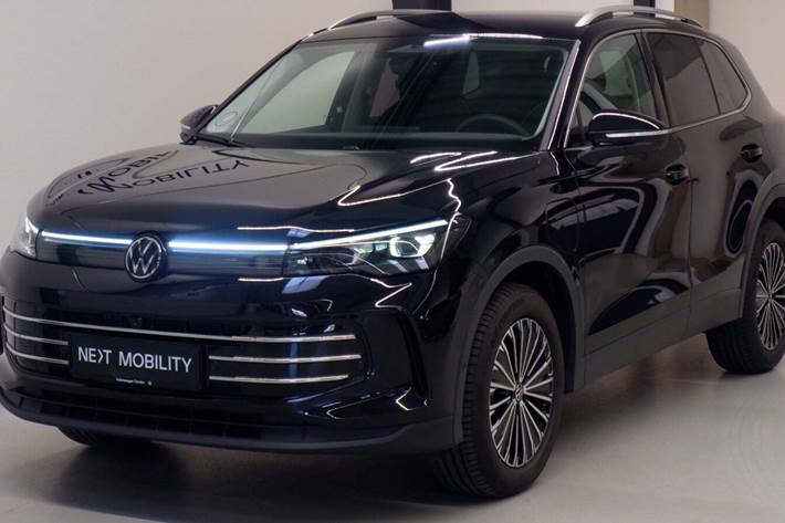 Sort VW Tiguan fra 2024 set udefra
