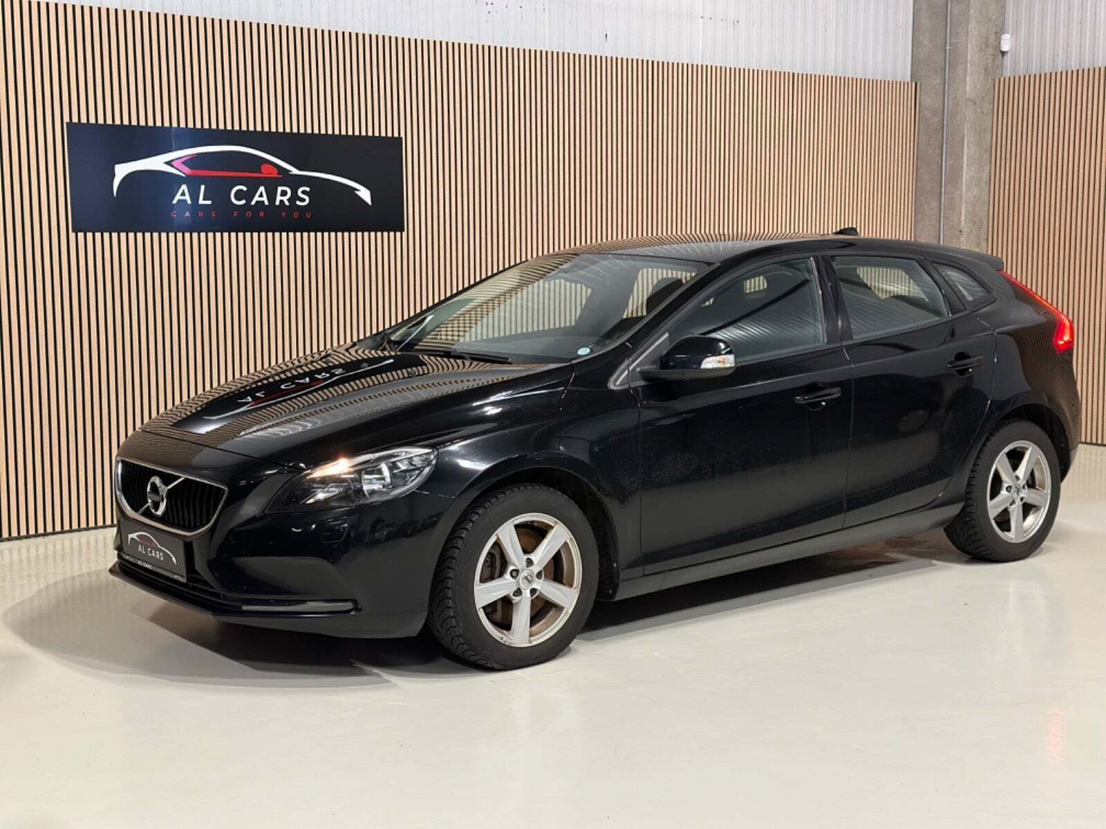 Sort Volvo V40 fra 2016 set udefra