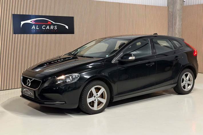 Sort Volvo V40 fra 2016 set udefra