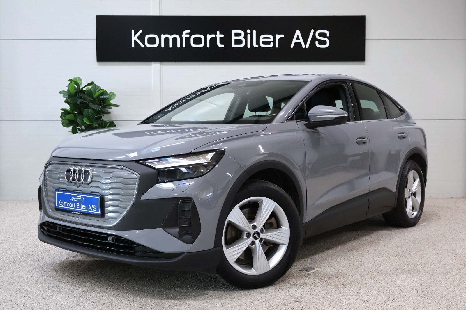 Grå Audi Q4 e-tron fra 2023 set udefra